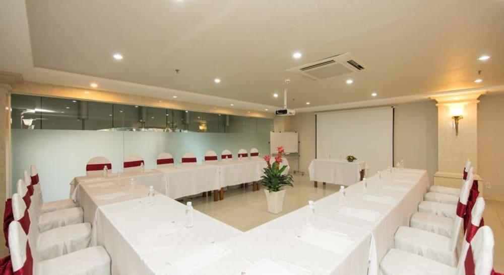 White Lion Hotel مدينة هوشي منه المظهر الخارجي الصورة