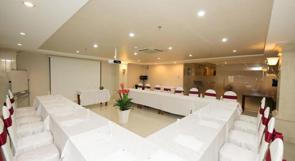 White Lion Hotel مدينة هوشي منه المظهر الخارجي الصورة